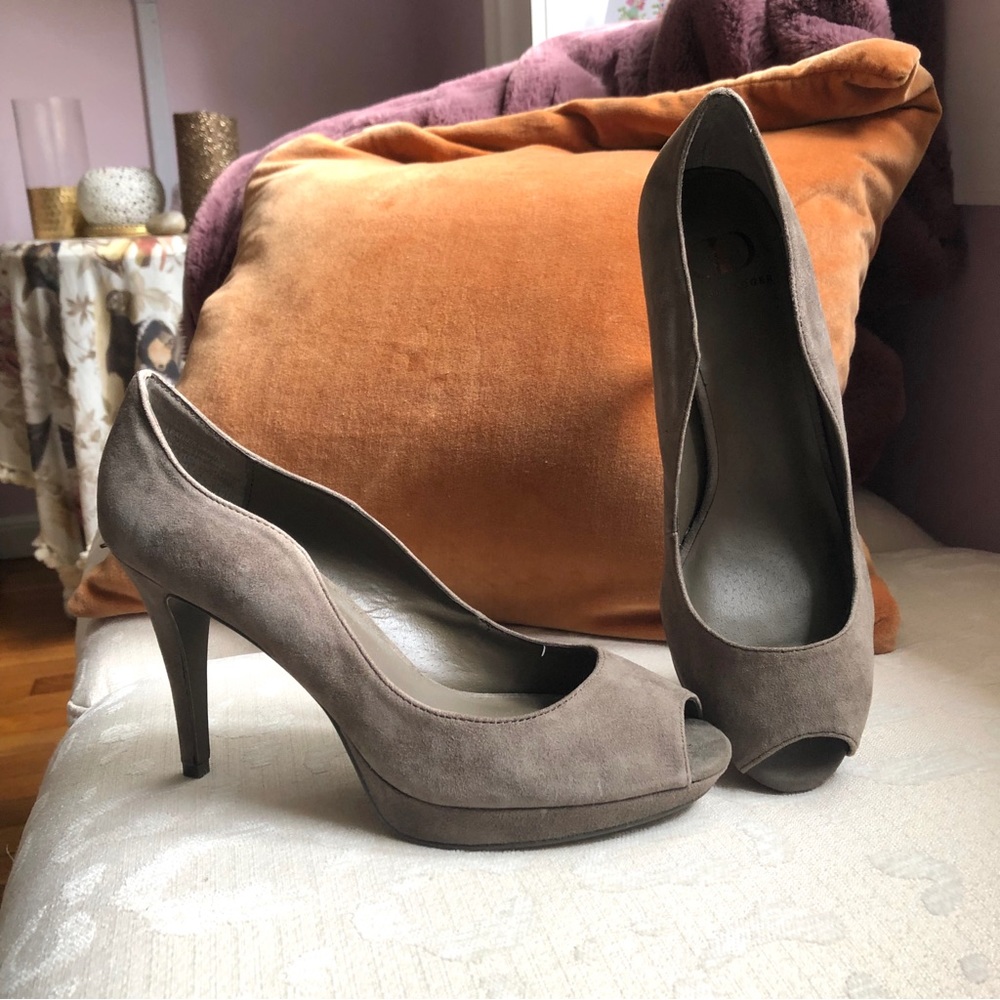 Kelsi Daggar Taupe Suede Leather Heels 7.5